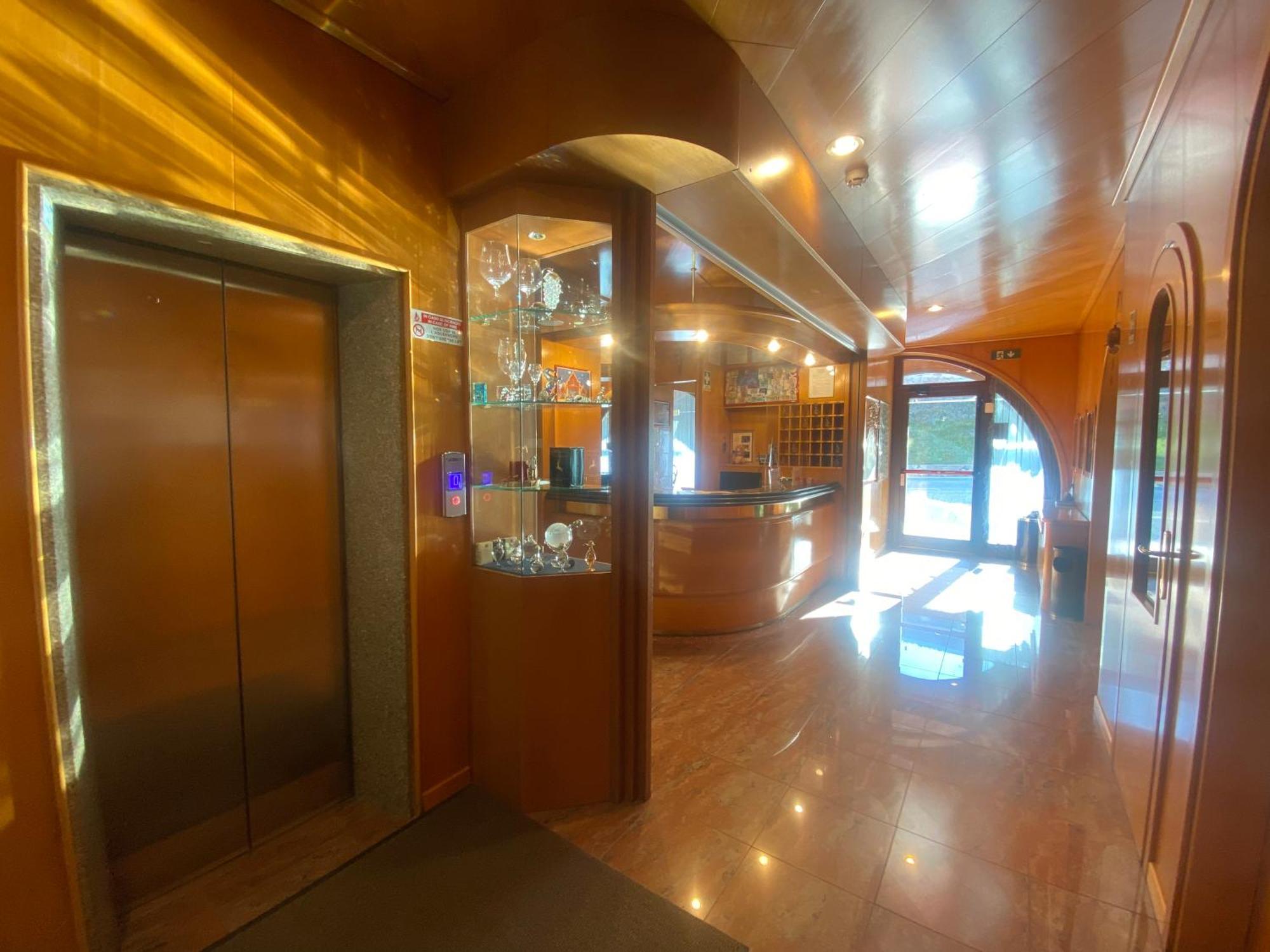 טרביסיו Hotel International מראה חיצוני תמונה